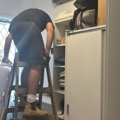 אדם על סולם מתקין מזגן בחדר