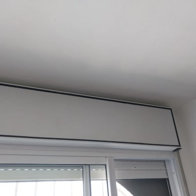 חלון אלומיניום עם תריסים סגורים