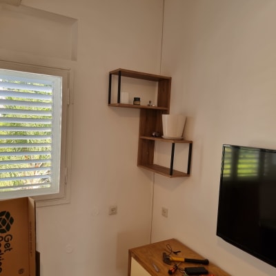 כלי עבודה על שולחן עץ ליד טלוויזיה