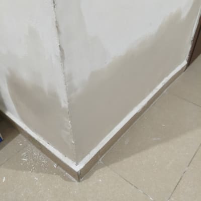 קיר עם תיקוני טיח ורצפת אריחים