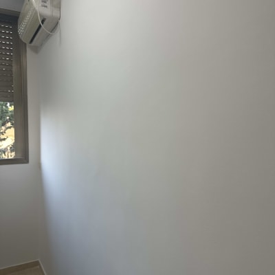 קיר צבוע בלבן עם מזגן מותקן