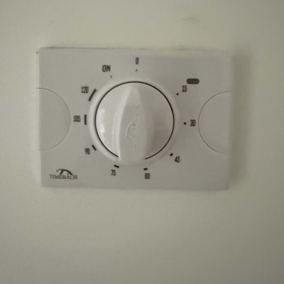 תרמוסטט על קיר עם כפתור סיבובי