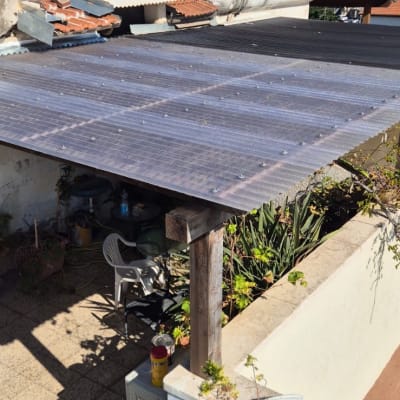 גג עם פאנלים סולאריים וצמחייה מסביב