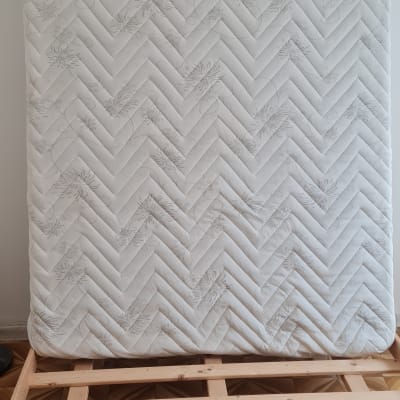 מזרן על מסגרת עץ, מתאים לניקוי ספות