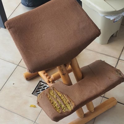 כיסא עם ריפוד חום קרוע וחומר מילוי חשוף