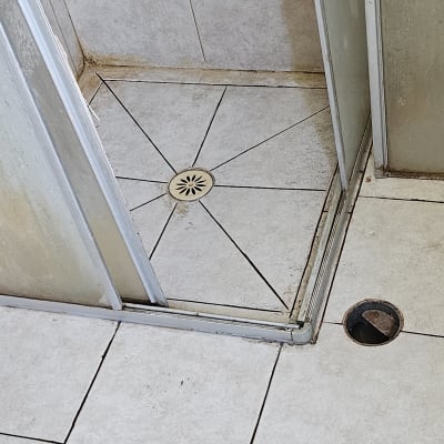 מקלחון עם איטום סביב הרצפה והקירות