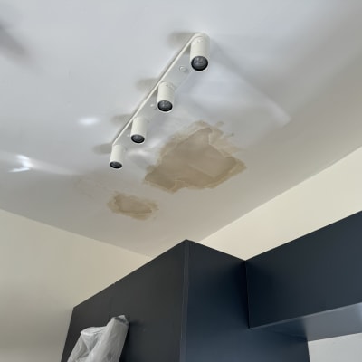 תיקון תקרה עם כתמי רטיבות ותאורה מותקנת