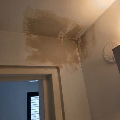 תיקון קיר עם טיח בפינה של חדר