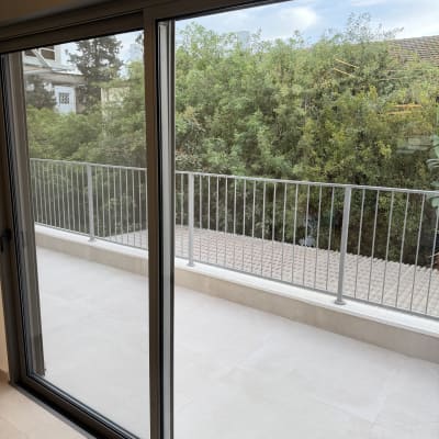 חלון נקי עם נוף לגינה ירוקה