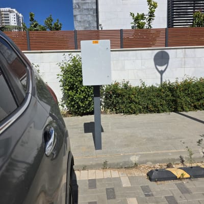 עמדת טעינה לרכב ליד בניין מגורים