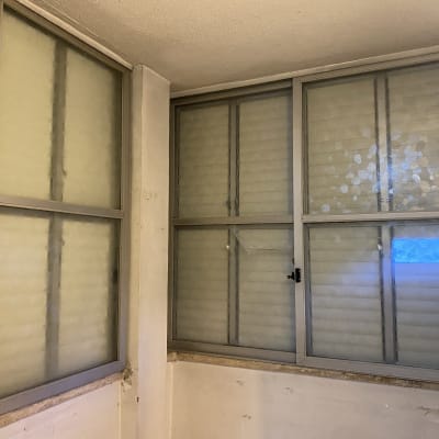 חלונות עם סימני לכלוך וטביעות אצבעות לניקוי