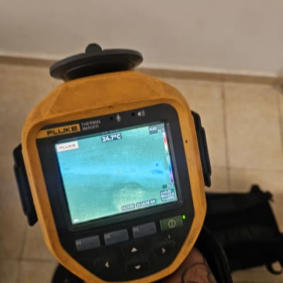 מצלמה תרמית מציגה תמונה על מסך