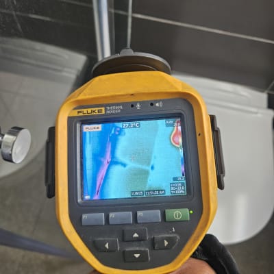 מד חום תרמי מציג תמונה של נזילה אפשרית