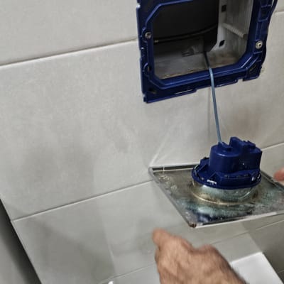 התקנת חלקים בכיור בחדר אמבטיה