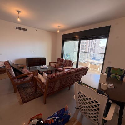 סלון עם ריהוט ומרפסת בבניין מגורים