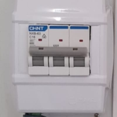 מפסק חשמלי עם שלושה מתגים על קיר