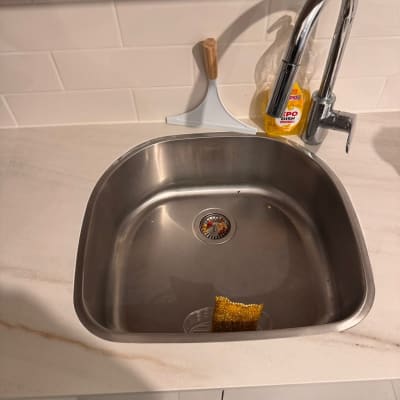 כיור נירוסטה עם ברז ומטלית ניקוי