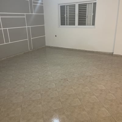 קיר צבוע באפור עם קווים לבנים גיאומטריים