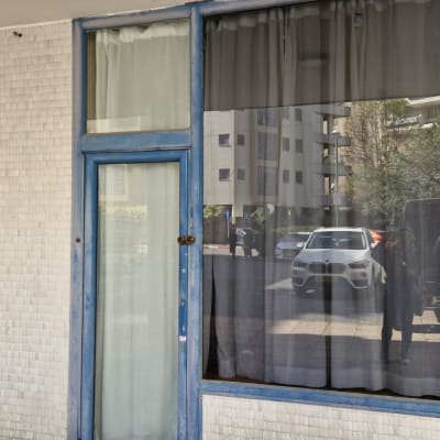 מסגרת אלומיניום כחולה סביב חלון זכוכית