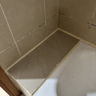 תיקון אריחים ליד אמבטיה