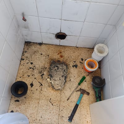 כלים לעבודה בצנרת, כולל פטיש ומברג