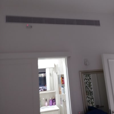 פתח אוורור של מזגן על קיר לבן