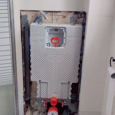 מערכת אינסטלציה מותקנת בקיר חדר אמבטיה