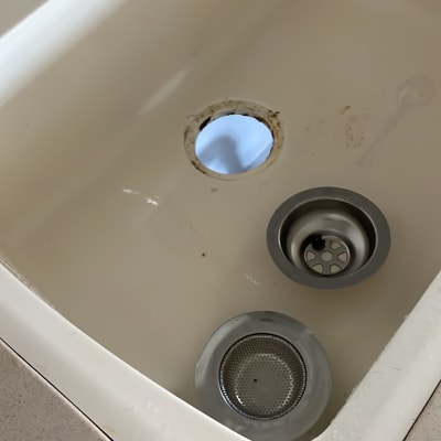 כיור עם ברז, חור פתוח וניקוז מתכת