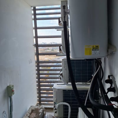 רשת מתכת למניעת כניסת יונים במרפסת שירות