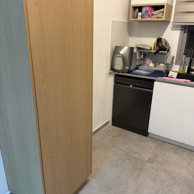 ארון עץ במטבח עם מכשירי חשמל