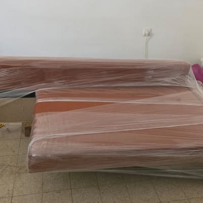 ספה עטופה בניילון בחדר ריק