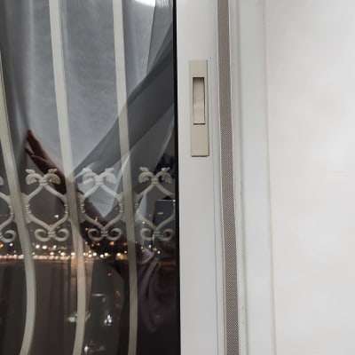 חלון עם תריסים ומסגרת לבנה