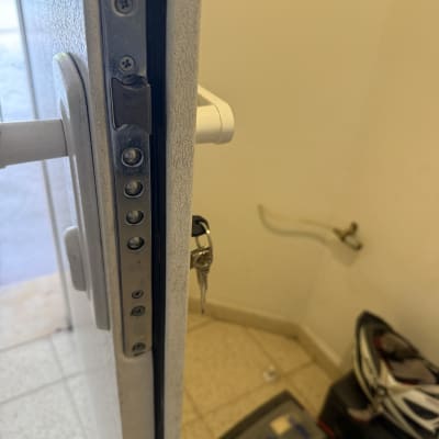 מנגנון מנעול רב בריחי בדפנות דלת כניסה עם מפתח בצילינדר