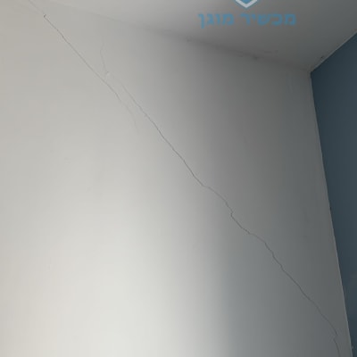 קיר עם סדק קטן, מתאים לגבס