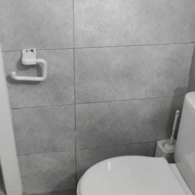 אסלה עם מברשת ניקוי ומחזיק נייר טואלט