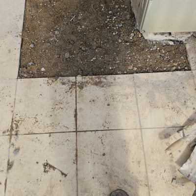 רצפה עם אריחים שבורים ועבודת חפירה