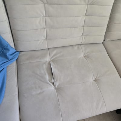 כרית ספה עם קרע קטן במרכז