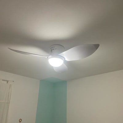 מאוורר תקרה עם תאורה דולקת