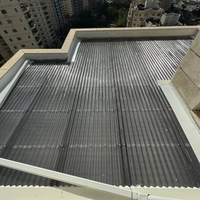 גג אלומיניום על בניין גבוה