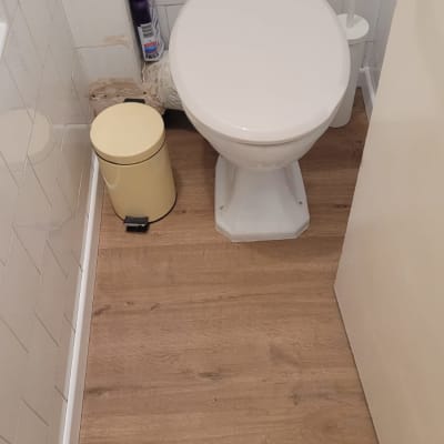 רצפת פרקט עץ בחדר שירותים קטן