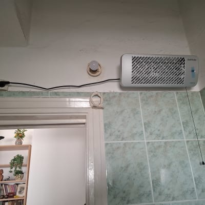 מאוורר קיר מותקן עם חוט חשמל