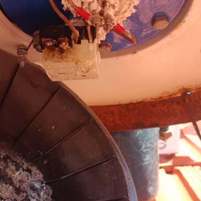 חלקים פנימיים של דוד שמש עם חלודה וקורוזיה