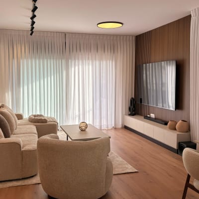 סלון עם וילונות טלוויזיה ספות ושולחן