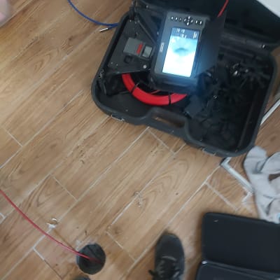 מסך תצוגה ומצלמה בתוך מזוודה על רצפה