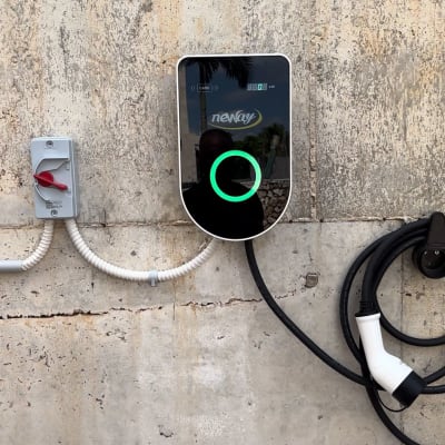 עמדת טעינה לרכב חשמלי על קיר בטון