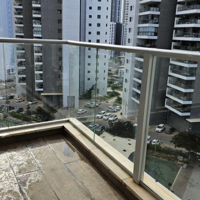 מרפסת עם נוף לבניינים גבוהים וחצרות