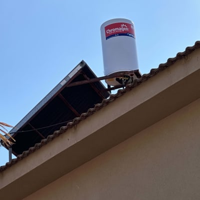 דוד שמש על גג עם קולטים