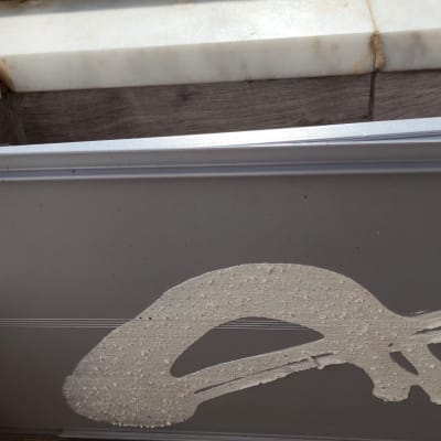 תריס מתכת עם סימני שחיקה ושריטות