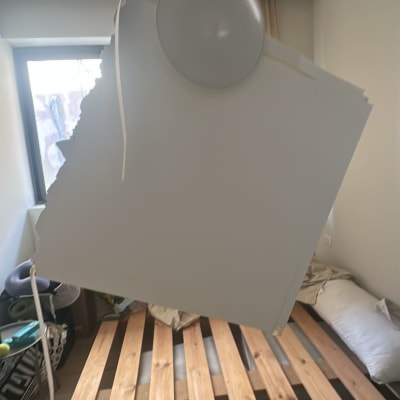 תקרת גבס תלויה עם חור גדול