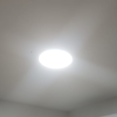 תאורה עגולה מותקנת בתקרה לבנה